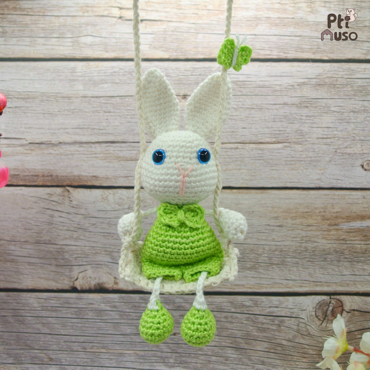Bambola lapin pendentif amigurumi qui s'accroche à votre rétroviseur
