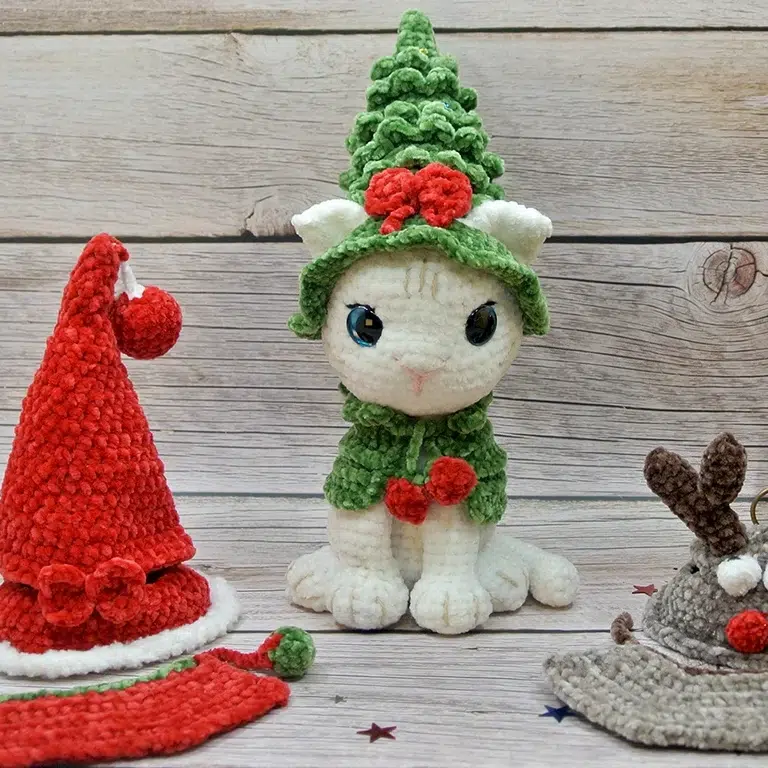 Chat blanc amigurumi de Noël au crochet