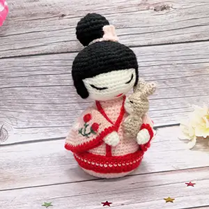 Une Kokeshi (amigurumi au crochet) et son petit lapin