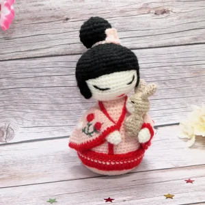 Kokeshi au crochet et son lapin