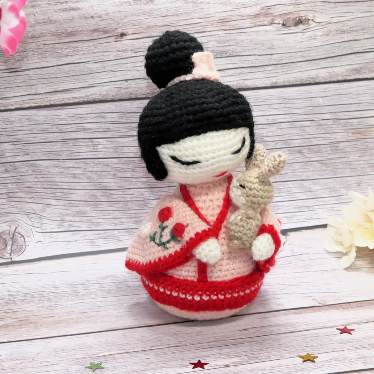 Kokeshi au crochet et son lapin