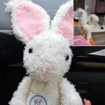 Amigurumi personnalisé d'un lapin blanc